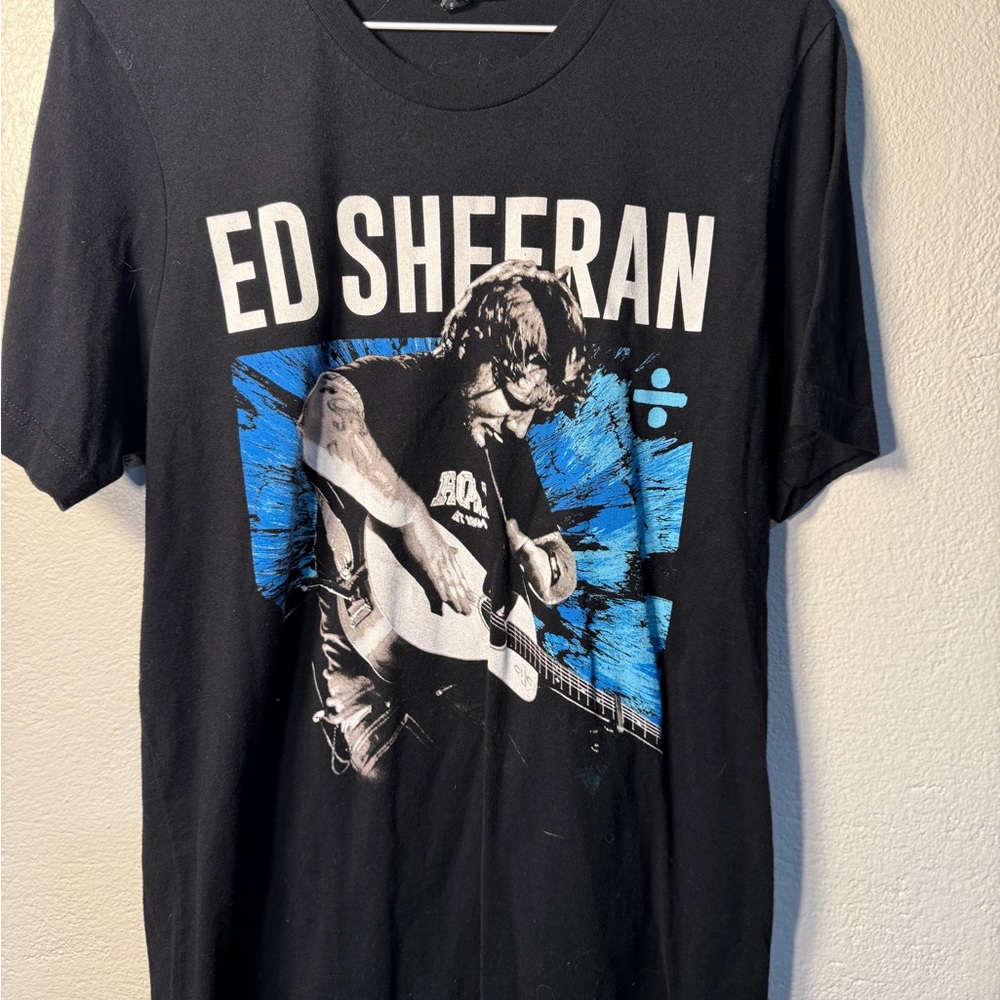Ed Sheeran Divide Tour concert tee Black and Blue Graphic Medium